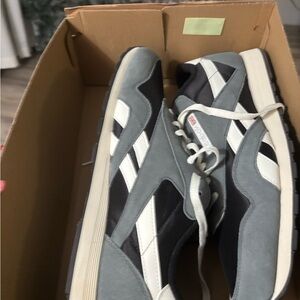 Reebok Classics Men's Gray and Black Sneakers NIB Sz 15